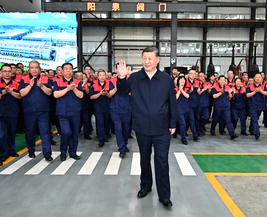 这是2025年7月7日下午,习近平总书记在阳泉阀门股份有限公司考察时,同企业员工在一起。