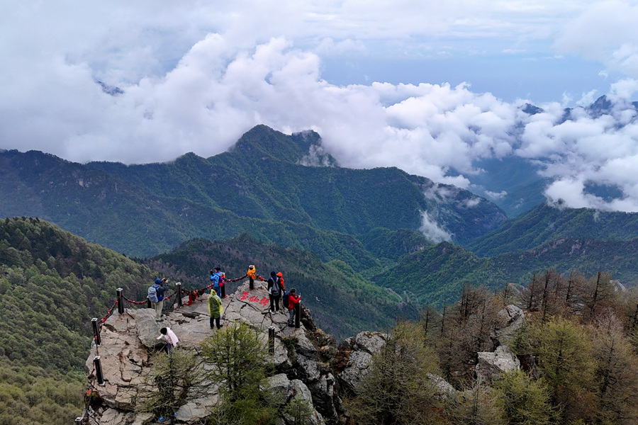 游客在位于陕西宝鸡的秦岭太白山景区游览(2025年5月27日摄)。